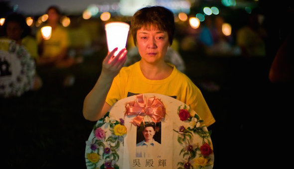 Η ασκούμενος του Φάλουν Γκονγκ, Τζένιφερ Ζενγκ, κλαίει καθώς τιμά τα θύμα της δίωξης στο Μνημείο της Ουάσινγκτον στις 22 Ιουλίου 2010. (Mark Zou / Epoch Times)
